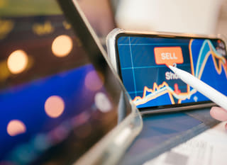 Trader multi-marchés étudiant les options Bitcoin, Ethereum et devises